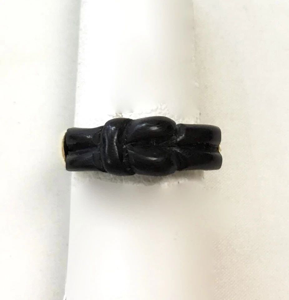 18K GOLD RING TWISTING STYLE WITH CARVED BLACK CORAL (SIZE 6) 1.9 GRAMS (1 of 2)