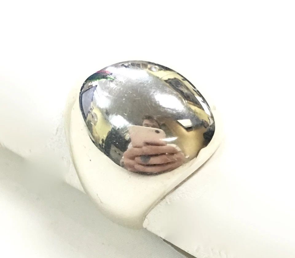 NEW GUCCI DOME STERLING SILVER RING (SIZE 7.5) 26.3 GRAMS: GUCCI DOME STERLING SILVER RING SIZE: 7.5 MADE IN ITALY GUCCI DOME STERLING SILVER RING size: 7.5 made in ITALY You are bidding on a Gucci Sterling Silver Ring. There are few minor scratches on the ri
