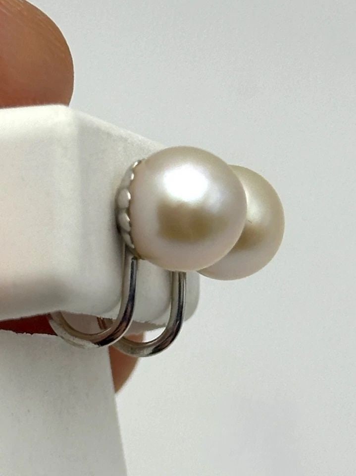 14K WHITE GOLD VINTAGE EARRINGS WITH 8.8MM WHITE AKOYA PEARLS 3.3 GRAMS: 14K WHITE GOLD VINTAGE, CLIP ON / SCREW BACK EARRINGS WITH WHITE AKOYA PEARLS 14k White Gold Vintage, Clip On / Screw Back Earrings with White Akoya cultured Pearls Condition: Used Material: 14k White