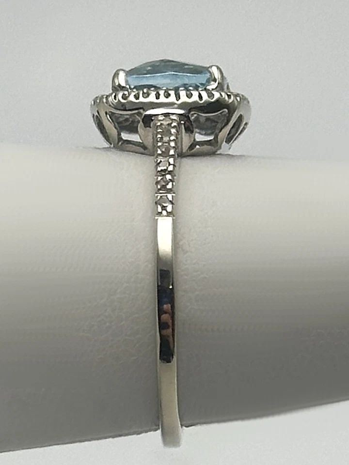 10K WHITE GOLD RING, CUSHION BLUE TOPAZ, 0.20CTW DIAMONDS (SIZE 7) 2.2 GRAM: 10K WHITE GOLD RING WITH CUSHION BLUE TOPAZ AND 0.20CTS OF DIAMONDS SIZE: 7 10k White Gold Ring with Blue Topaz and 0.20cts of Diamonds Condition: Used, has been fully cleaned and inspected by our in 