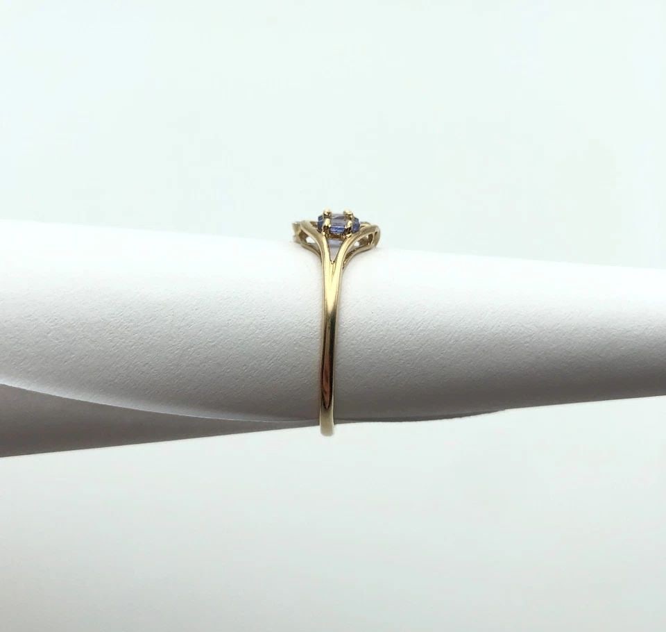 14K GOLD WOVEN STYLE RING WITH 1.0CTW TANZANITES, DIAMONDS (SIZE 7) 1.6 GRAMS: 14K GOLD WOVEN STYLE RING WITH FIVE TANZANITE STONES AND 0.01CT OF DIAMONDS 14k Gold woven style Ring with five Tanzanite stones and 0.01ct of Diamonds You are bidding on a 14k Gold woven style Ring w