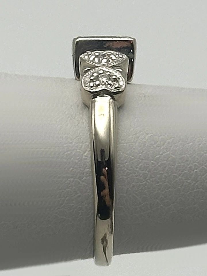 14K WHITE GOLD RING HEARTS, BLUE SAPPHIRES AND 0.04CTW DIAMONDS (SIZE 5.25) 2.1G: 14K WHITE GOLD RING HEARTS, BLUE SAPPHIRES AND 0.04CTS OF DIAMONDS SIZE: 5.25 14k White Gold Ring hearts, Blue Sapphires and 0.04cts of Diamonds Condition: Used, has been cleaned by our in house Jewel