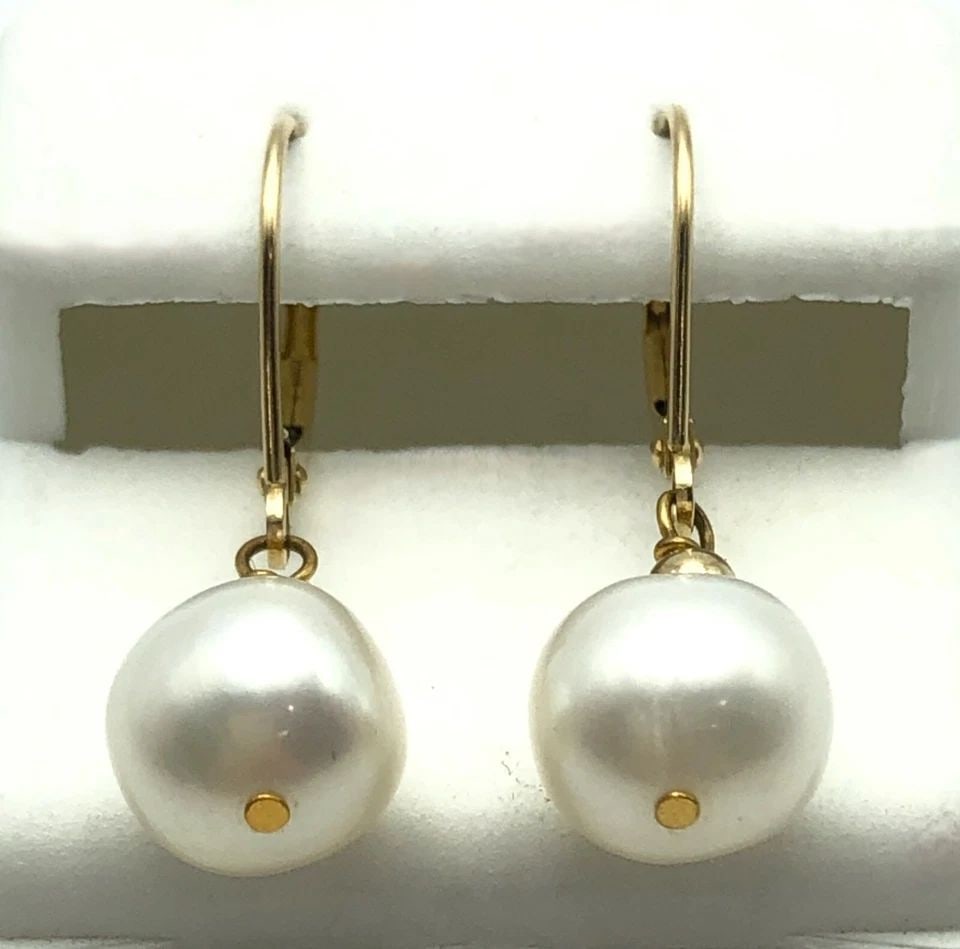 14K YELLOW GOLD DANGLE EARRINGS WITH 9MM CULTURED PEARLS 2.8 GRAMS: 14K YELLOW GOLD DANGLE EARRINGS WITH 9MM CULTURED PEARLS 2.8 GRAMS 14k Yellow Gold dangle Earrings with 9mm cultured Pearls Condition: Used, have been cleaned Material: 14k Yellow Gold Weight: 2.8 gra