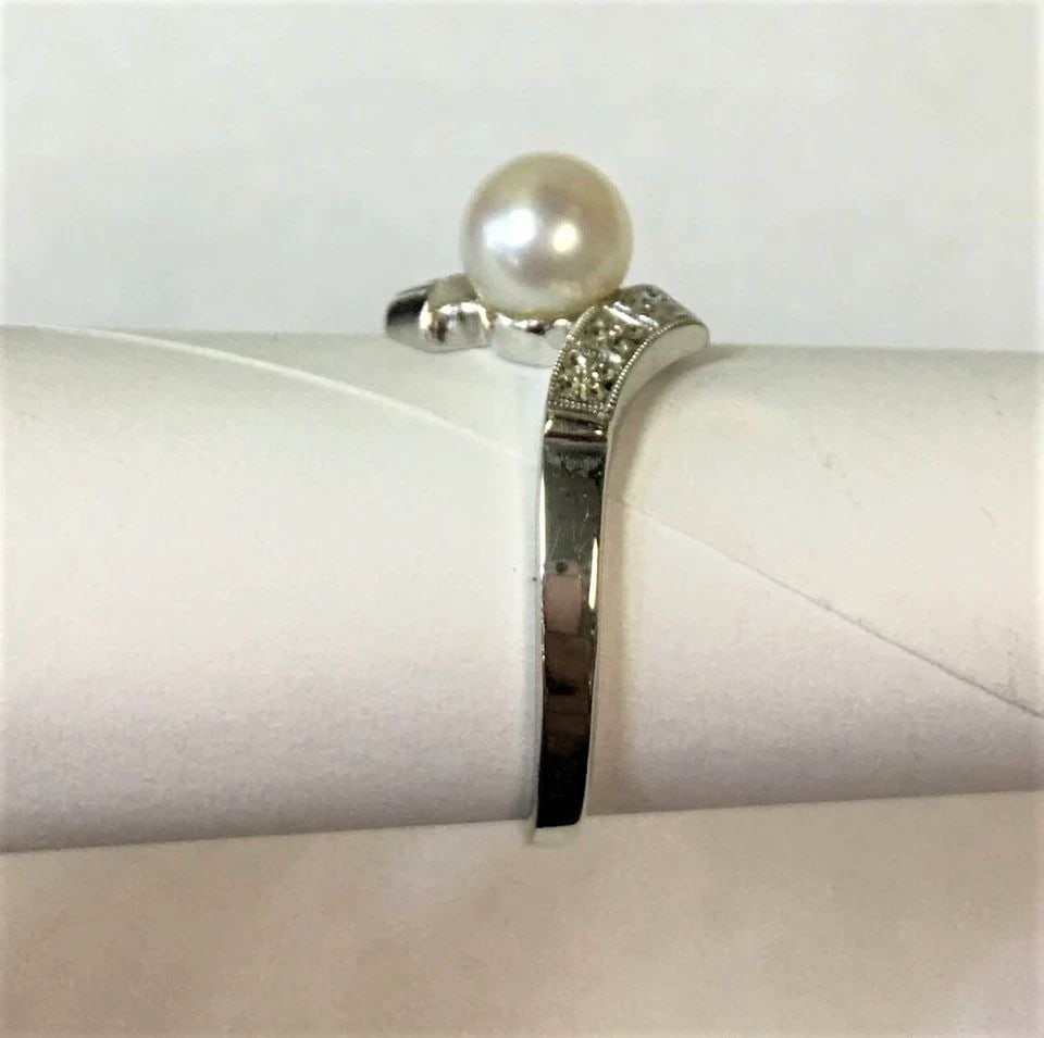 14K WHITE GOLD RING WITH 6.6MM CULTURED PEARL (SIZE 8) 3 GRAMS: 14K WHITE GOLD RING WITH CENTER PEARL (SIZE: 8) 14k White Gold Ring with Center Pearl You are bidding on a 14k White Gold Ring with Center Pearl. The ring has cleaned and inspected by our in house Jew