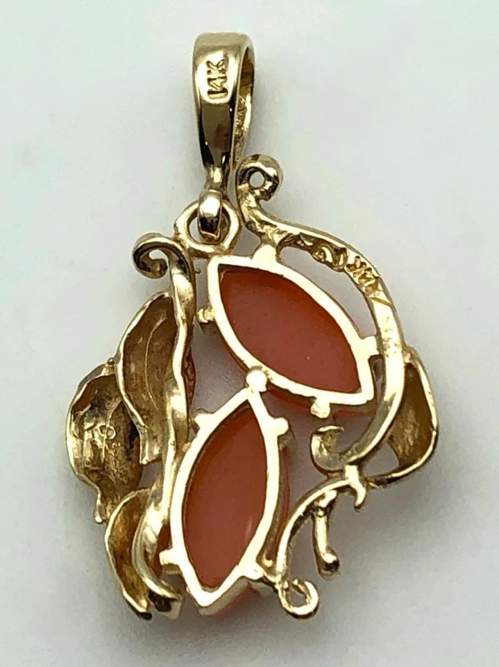14K GOLD LEAFY STYLE PENDANT WITH PINK CORAL 2.5 GRAMS: 14K GOLD LEAFY STYLE PENDANT WITH PINK CORAL 2.5 GRAMS 14k Gold Leafy style Pendant with Pink Coral Condition: Used, has been cleaned Material: 14k Yellow Gold Pendant Size: 28.4mm x 16.8mm Total Weig