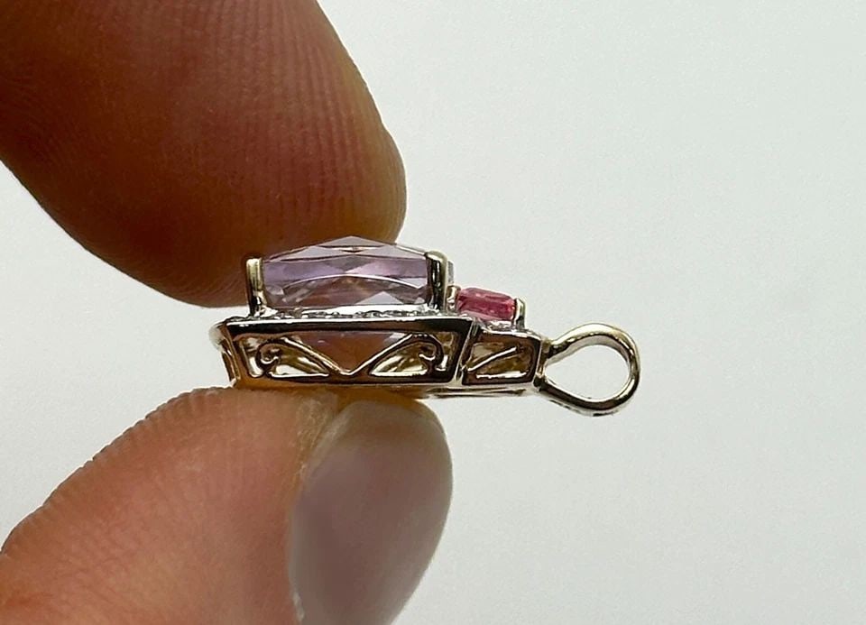 14K YELLOW GOLD PENDANT WITH AMETHYST, TOURMALINE, AND 0.16CTS OF DIAMONDS 2.4G: 14k Yellow Gold Pendant with Amethyst, Tourmaline, and 0.16cts of Diamonds Condition: Used, has been cleaned Material: 14k Yellow Gold Pendant Size: 10.6mm x 20mm measured at it's furthest points incl