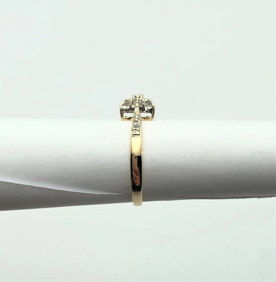 10K GOLD RING WITH STAR HEAD AND 0.25CTW DIAMONDS (SIZE 7) 2.4 GRAM (1 of 2)