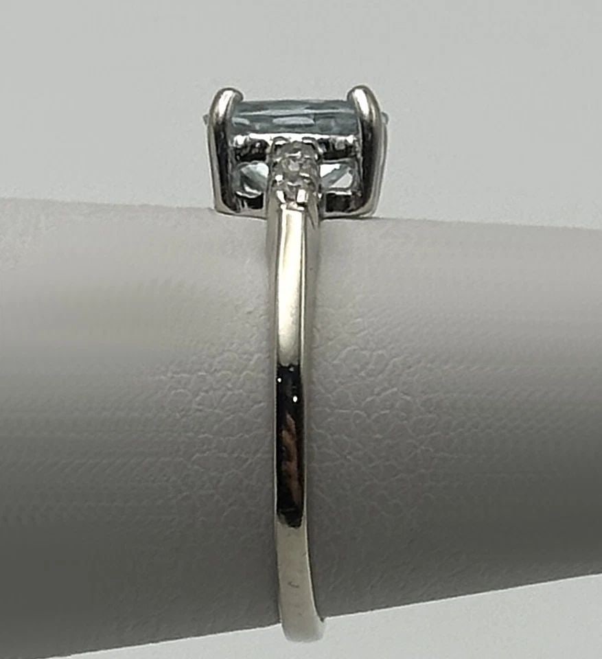 10K WHITE GOLD RING, OVAL CUT AQUAMARINE, 0.12CTW DIAMONDS (SIZE 4.75) 1.5 GRAM: 10K WHITE GOLD RING WITH AQUAMARINE AND 0.12CTS OF DIAMONDS SIZE: 4.75 10k White Gold Ring with Aquamarine and 0.12cts of Diamonds Condition: Used Material: 10k White Gold Ring Size: 4.75 Weight: 1.5 