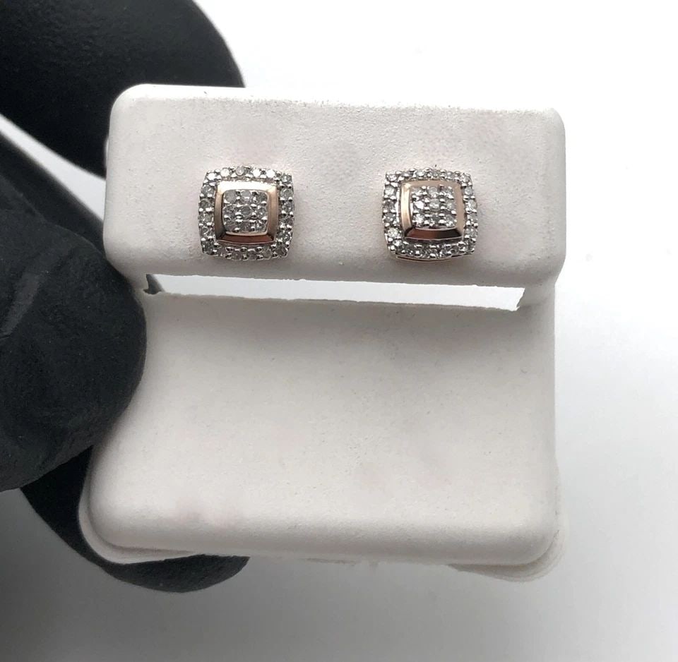 SQUARE SHAPED 10K ROSE GOLD EARRINGS WITH 0.25CTW DIAMONDS 1.2 GRAM: SQUARE SHAPED 10K ROSE GOLD EARRINGS WITH 0.25CTW OF DIAMONDS Square Shaped 10k Rose Gold Earrings with 0.25ctw of Diamonds Condition: New with out box papers Material: 10k Rose Gold Weight: 1.2 grams