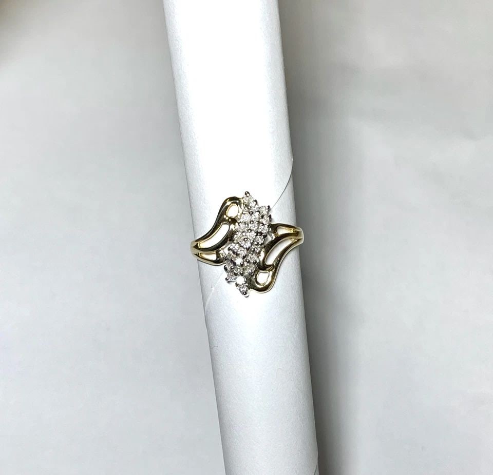 NEW 10K YELLOW GOLD CLUSTER RING WITH 0.25CTW DIAMONDS (SIZE 5.75) 2.4 GRA, (1 of 2)