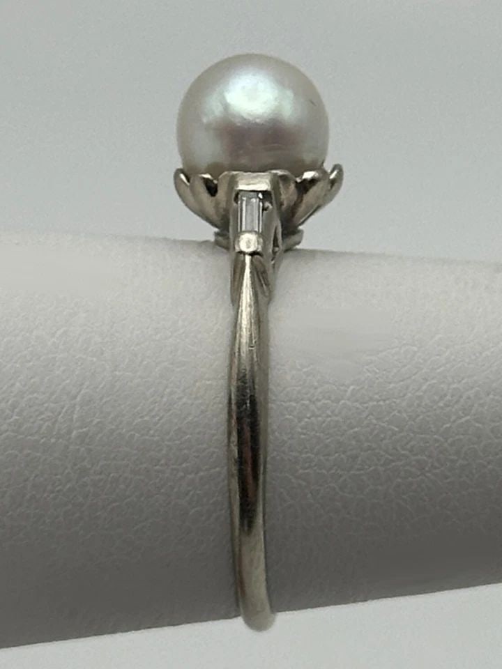 14K WHITE GOLD RING WITH 7MM PEARL AND 0.08CTW DIAMONDS (SIZE 5.75) 2.4 GRAMS: 14K WHITE GOLD RING WITH 7MM CULTURED PEARL AND 0.08CTS OF DIAMONDS SIZE: 5.75 14k White Gold Ring with 7mm Cultured Pearl and 0.08cts of Diamonds Condition: Used Material: 14k White Gold Ring Size: 5