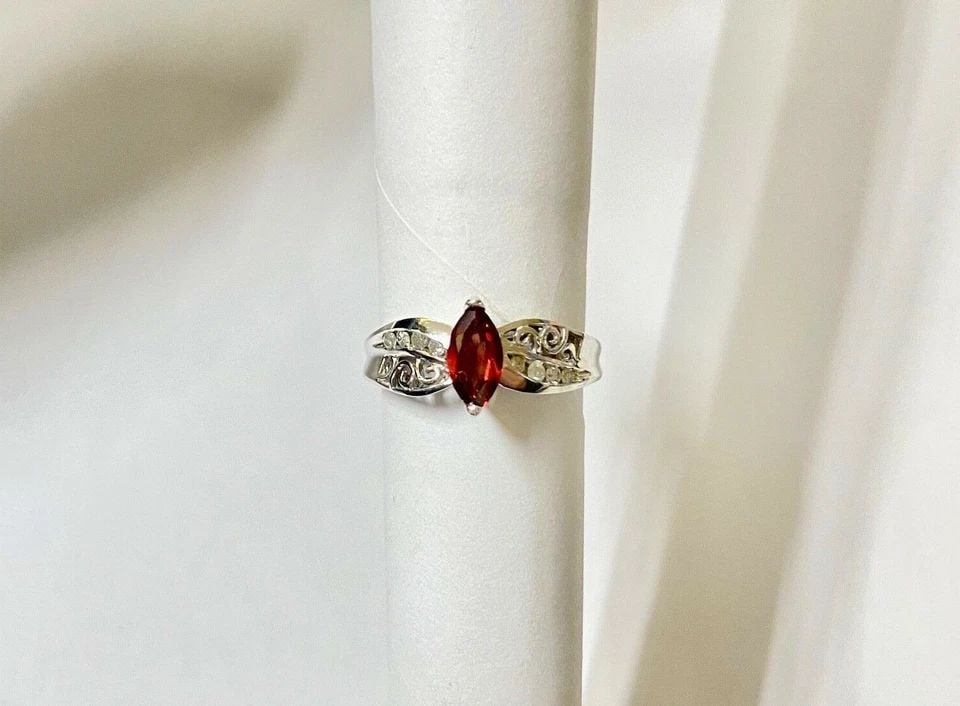 NEW 10K WHITE GOLD RING, 0.64CTS GARNET, 0.16CTS DIAMONDS (SIZE 6.25) 2.5 GRAM: WOMEN'S 10K WHITE GOLD RING WITH 0.64CTS GARNET AND 0.16CTS DIAMONDS (SIZE 6.25) Women's 10k White Gold Ring with 0.64CTS Garnet and 0.16CTS Diamonds (Size 6.25) You are bidding on a new with tags Wom