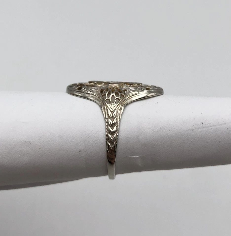 14K WHITE GOLD FILIGREE RING WITH 0.03CT NATURAL DIAMOND (SIZE 7.75) 2.2 GRAMS: 14K WHITE GOLD FILIGREE RING WITH CENTER 0.03CT DIAMOND SIZE: 7.75 14k White Gold Filigree Ring with center 0.03ct Diamond Size: 7.75 You are bidding on a 14k White Gold Filigree Ring with center 0.03