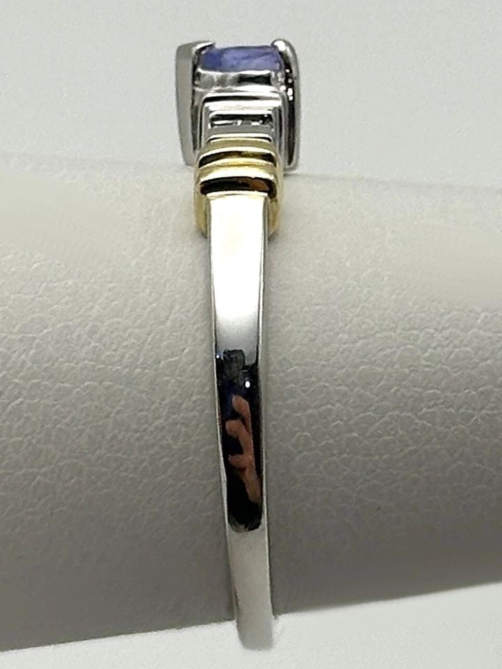 10K GOLD TWO TONED RING, HEART TANZANITE, 0.08CTW DIAMONDS (SIZE 7) 2.4 GRAM: 10k White Gold Two Toned Ring with Heart cut Tanzanite and 0.08cts of Diamonds Condition: Used Material: 10k White Gold with Yellow Gold accents on the sides Ring Size: 7 Weight: 2.4 grams Top Width: 