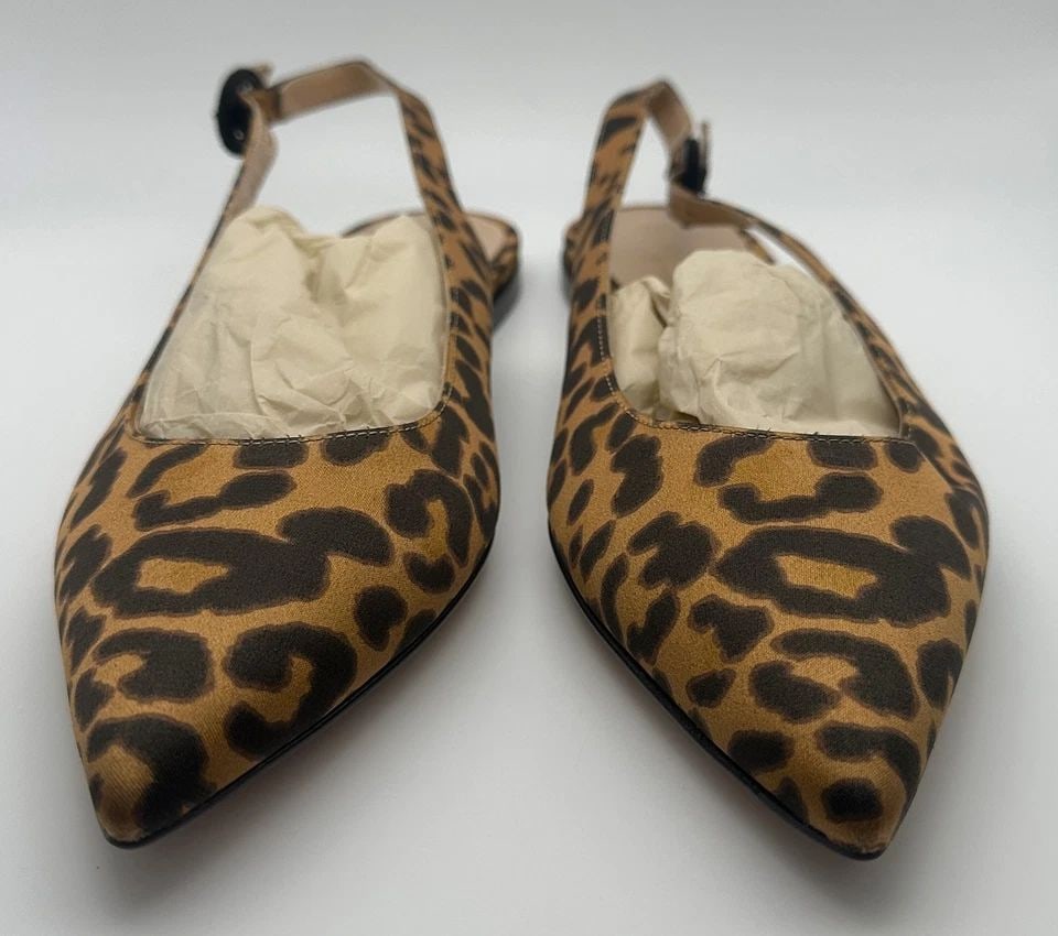 GIANVITO ROSSI MILANO ANIMAL / LEOPARD PRINT BUCKLE BACK FLATS EU 38: Gianvito Rossi Milano Animal / Leopard Print Buckle Back Flats Condition: Like New, some marks and scuffs from being moved around in inventory and tried on. No box or papers, comes with original dust 