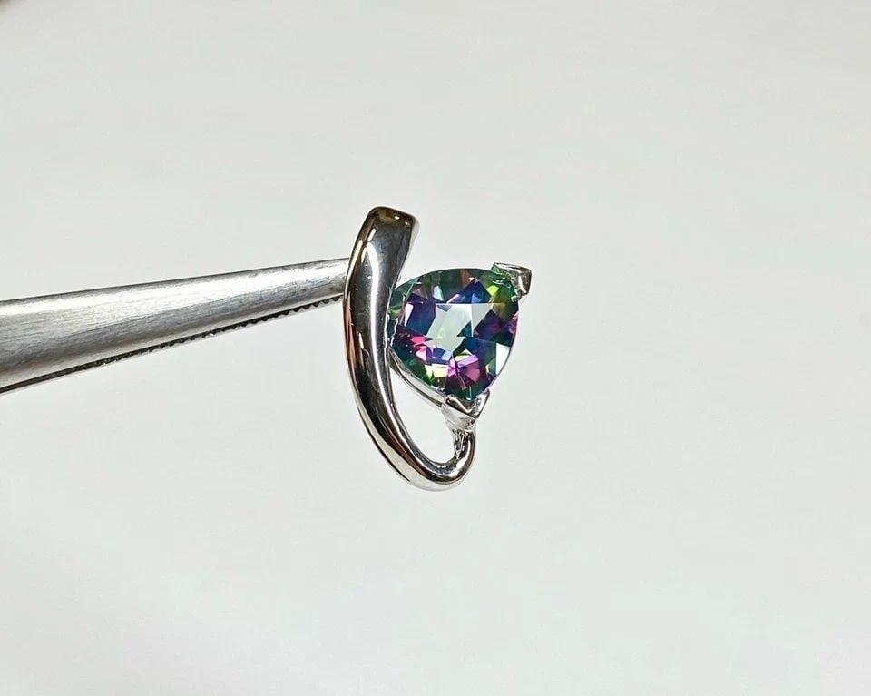 14K WHITE GOLD PENDANT WITH 8MM MYSTIC TOPAZ ( 2.3G ): WOMEN'S 14K WHITE GOLD PENDANT WITH 8X8MM GENUINE MYSTIC TOPAZ Women's 14k White Gold Pendant with 8x8mm Genuine Mystic Topaz You are bidding on a pre-owned Women's 14k White Gold Pendant with 8x8mm G