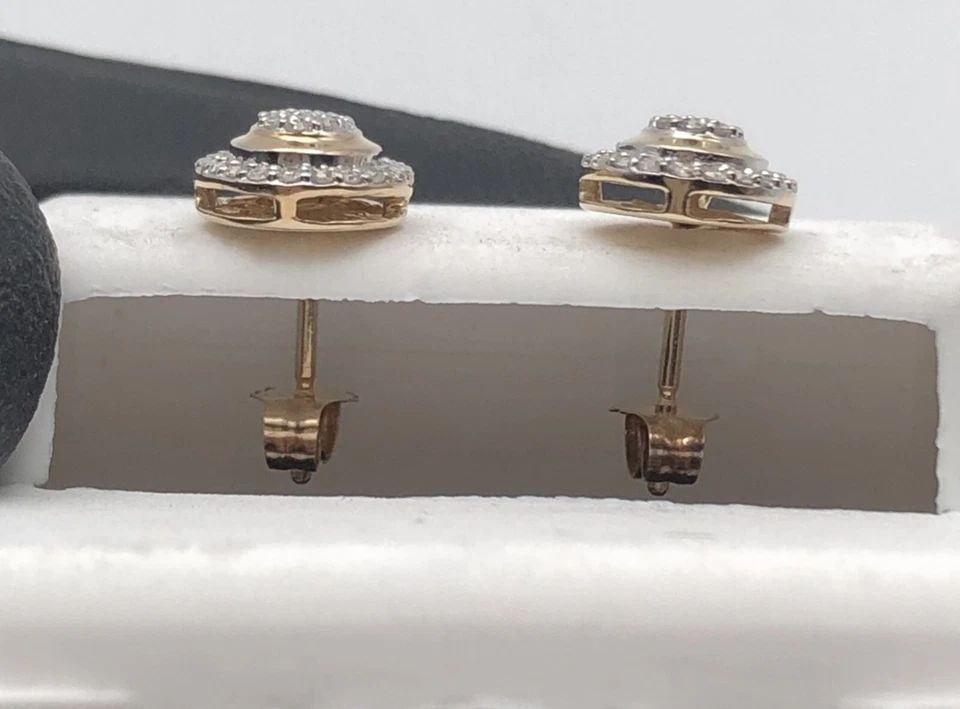 OVAL SHAPED 10K YELLOW GOLD EARRINGS WITH 0.20CTW OF DIAMONDS 1.1 GRAM: OVAL SHAPED 10K YELLOW GOLD EARRINGS WITH 0.20CTW OF DIAMONDS Oval Shaped 10k Yellow Gold Earrings with 0.20ctw of Diamonds Condition: New, no box or papers Material: 10k Yellow Gold Weight: 1.1 grams