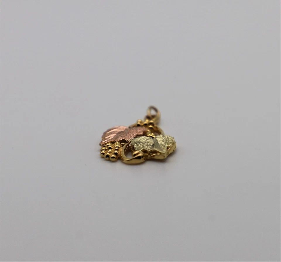 10K YELLOW GOLD PENDANT WITH BLACK HILLS GOLD LEAF'S 2.6 GRAM: 10K YELLOW GOLD PENDANT WITH BLACK HILLS GOLD LEAF'S 10k Yellow Gold Pendant with Black Hills Gold Leaf's You are bidding on a 10k Yellow Gold Pendant with Black Hills Gold Leaf's. The pendant has bee