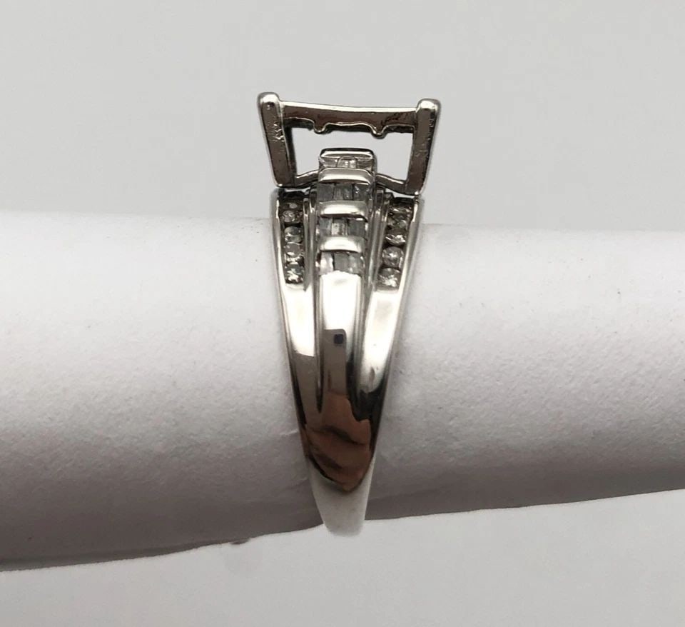 925 STERLING SILVER RING WITH SQUARE HEAD AND 1.25CTW DIAMONDS (SIZE 7.25): 925 STERLING SILVER RING WITH SQUARE HEAD AND 1.25 CTS OF DIAMONDS SIZE: 7.25 925 Sterling Silver Ring with Square Head and 1.25 cts of Diamonds You are bidding on a 925 Sterling Silver Ring with Squa