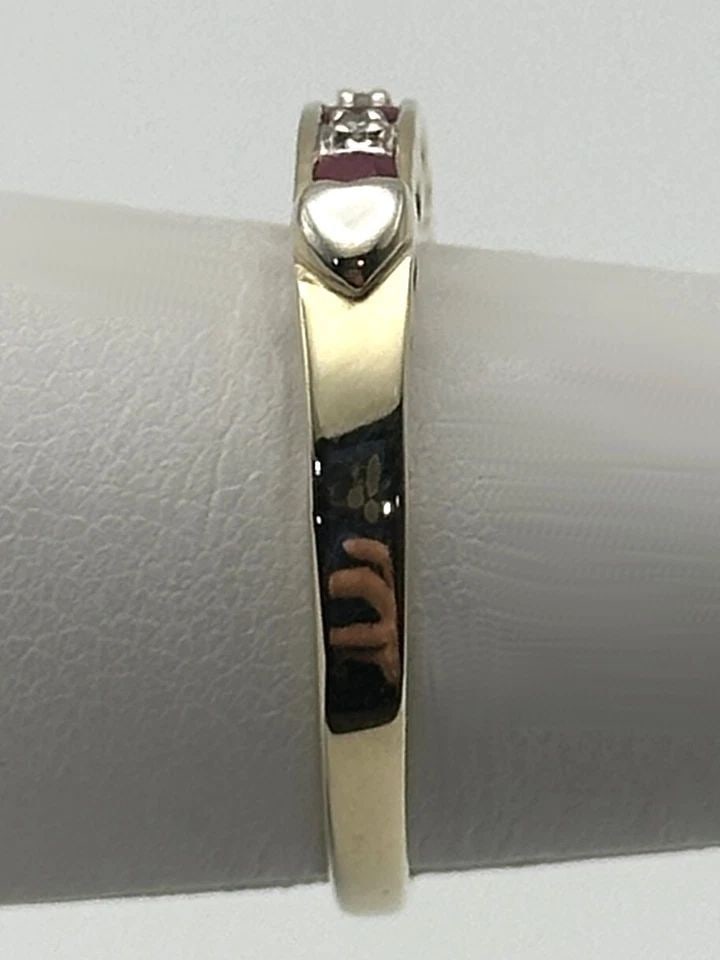 10K GOLD HEART STYLE BAND, NATURAL RUBIES, 0.02CTW DIAMONDS (SIZE 7) 2.1 GRAM: 10K GOLD LOVE HEART STYLE BAND WITH NATURAL RUBIES AND 0.02CTS OF DIAMONDS 10k Gold Love Heart style Band with Natural Rubies and 0.02cts of Diamonds Condition: Used Material: 10k Yellow Gold Ring Siz