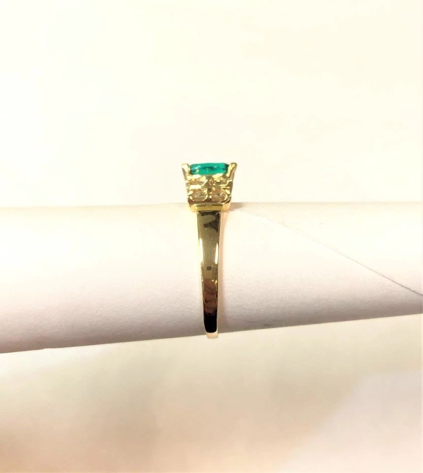 10K GOLD RING, SYNTHETIC EMERALD, NATURAL DIAMONDS ( SIZE: 7.5 ) 2.3G: 10K GOLD RING WITH SYNTHETIC CENTER EMERALD AND GENUINE DIAMONDS (SIZE: 7.5) 10k Gold ring with Synthetic center Emerald and Genuine Diamonds You are bidding on a 10k Gold ring with Synthetic center E