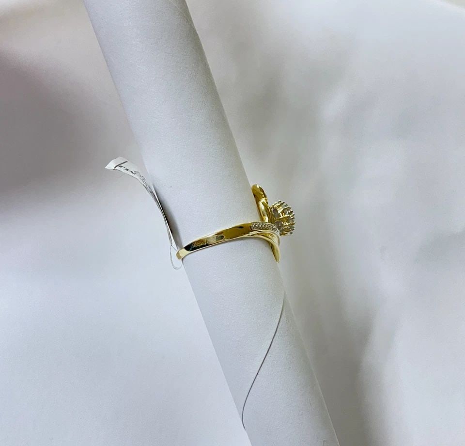 NEW 10K YELLOW GOLD RING WITH 0.25CTW DIAMONDS (SIZE 6.75) 2.3 GRAM: WOMEN'S 10K YELLOW GOLD RING WITH 0.25CT DIAMONDS (SIZE 6.75) Women's 10k Yellow Gold Ring with 0.25CT Diamonds (Size 6.75) You are bidding on a new with tags Women's 10k Yellow Gold Ring with 0.25CT 