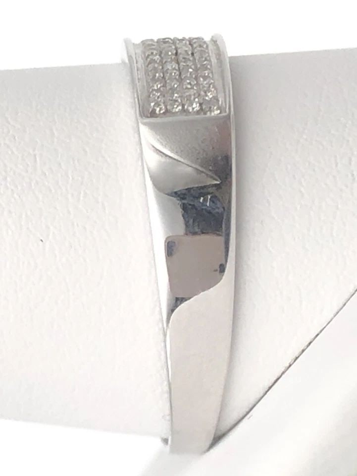10K WHITE GOLD BAND WITH 0.25CTS MICROPAVE DIAMONDS (SIZE 11) 2 GRAM: 10K WHITE GOLD BAND WITH 0.25CTS MICROPAVE DIAMONDS SIZE: 11 10k White Gold Band with 0.25cts micropave Diamonds You are bidding on a 10k White Gold Band with 0.25cts micropave Diamonds. The ring has 