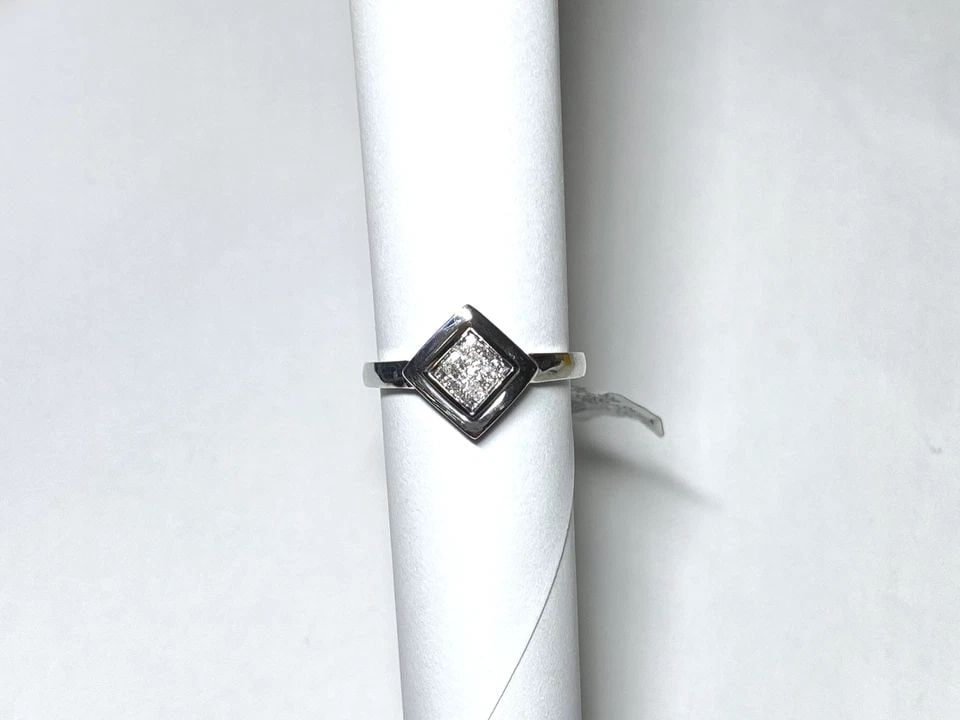 NEW 10K WHITE GOLD SQUARE SHAPED RING WITH 0.15CTW DIAMONDS (SIZE 6.75) 2.6 GRAM: WOMEN'S 10K WHITE GOLD RING WITH 0.15CT DIAMONDS (SIZE 6.75) Women's 10k White Gold Ring with 0.15CT Diamonds (Size 6.75) You are bidding on a new with tags Women's 10k White Gold Ring with 0.15CT Dia