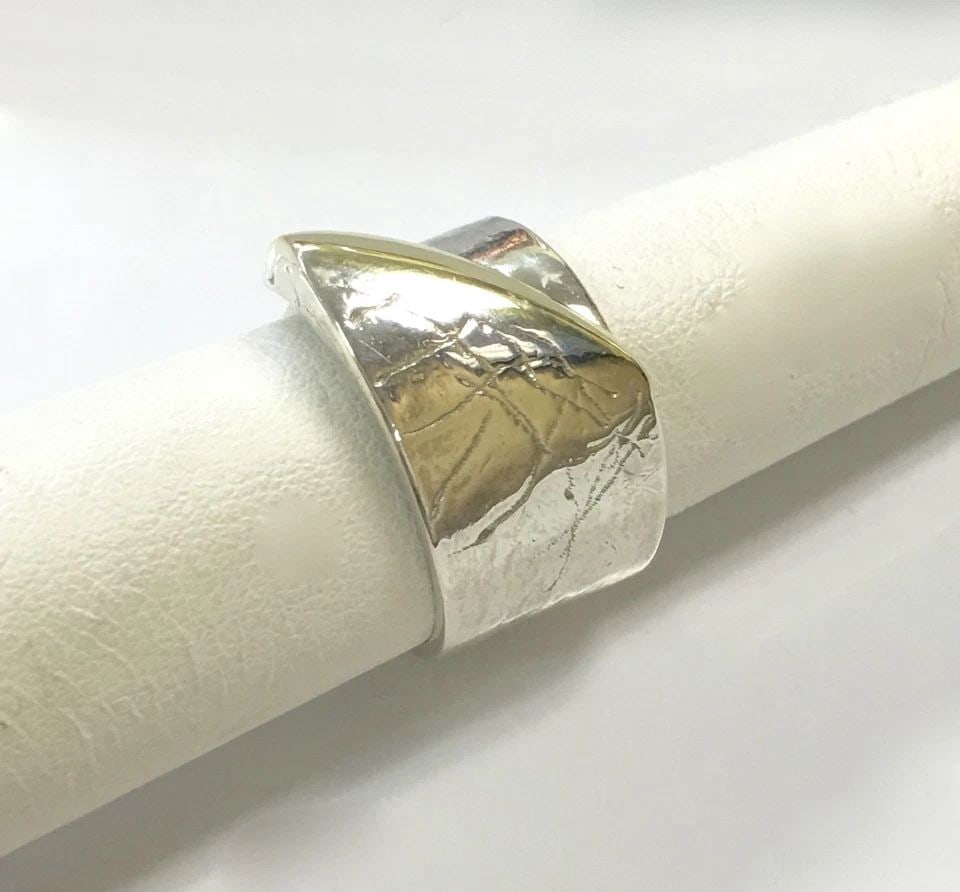 STERLING SILVER RING WITH 18K YELLOW GOLD ACCENT (SIZE 7.5) 13.2G: STERLING SILVER RING WITH 18K YELLOW GOLD SIZE: 7.5 Sterling Silver Ring with 18k Yellow Gold You are bidding on a Sterling Silver Ring with 18k Yellow Gold. There are a few minor scratches on the rin