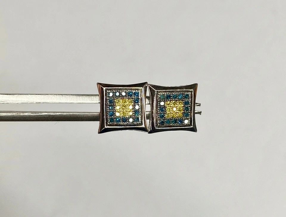 14K WHITE GOLD SQUARE EARRINGS WITH 0.25CTS OF BLUE & YELLOW DIAMONDS 1.4G: 14K WHITE GOLD EARRINGS WITH BLUE, YELLOW ROUND DIAMONDS 14k White Gold Earrings with Blue, Yellow Round Diamonds You are bidding on a pre-owned 14k White Gold Earrings with Blue, Yellow Round Diamond