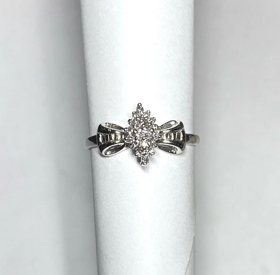 NEW 14K WHITE GOLD RING WITH 0.12CTW CLUSTER DIAMONDS (SIZE 6.75) 2.1 GRAMS: WOMEN'S 14K WHITE GOLD RING WITH 0.12CT CLUSTER DIAMONDS (SIZE 6.75) Women's 14k White Gold Ring with 0.12CT Cluster Diamonds (Size 6.75) You are bidding on a new with tags Women's 14k White Gold Ring