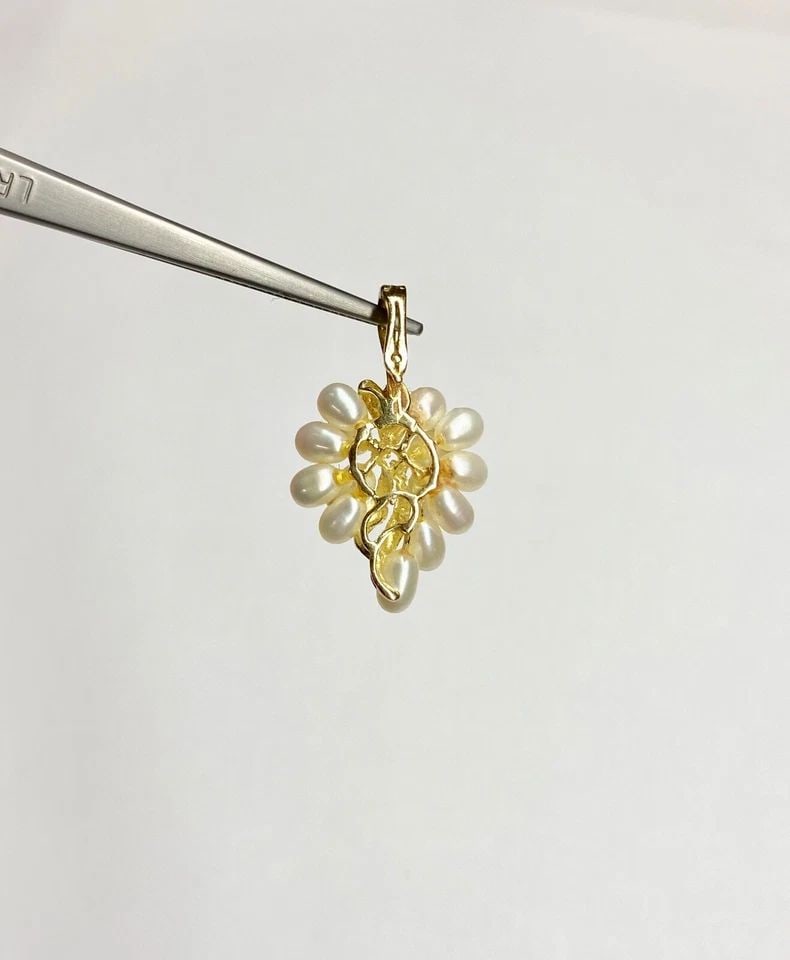 WOMEN'S 14K YELLOW GOLD GRAPE STYLE PENDANT WITH PEARLS AND DIAMONDS 3.3 GRAMS: WOMEN'S 14K YELLOW GOLD PENDANT WITH PEARLS AND 0.01CT DIAMONDS Women's 14k Yellow Gold Pendant with Pearls and 0.01CT Diamonds You are bidding on a pre-owned Women's 14k Yellow Gold Pendant with Pear