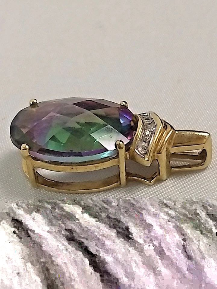 10K GOLD, 17.5X12MM MYSTIC TOPAZ, DIAMOND PENDANT 3.6G: 10K GOLD, MYSTIC TOPAZ, AND DIAMOND PENDANT MysticTopaz 10k Gold Diamond Pendant You are bidding on a preowned Mystic Topaz Gold and Diamond Pendant. The base gold is 10 karats and each of the 5 diamo