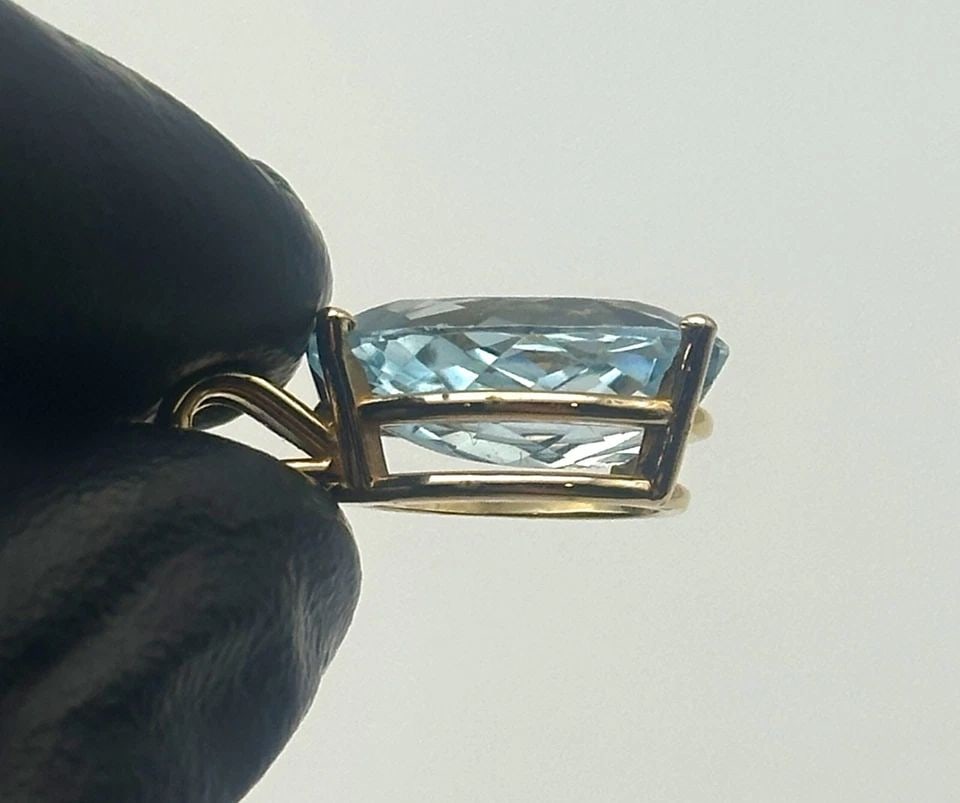 14K GOLD PEAR SHAPED PENDANT WITH 7.25CT SKY BLUE TOPAZ 3 GRAMS (1 of 2)