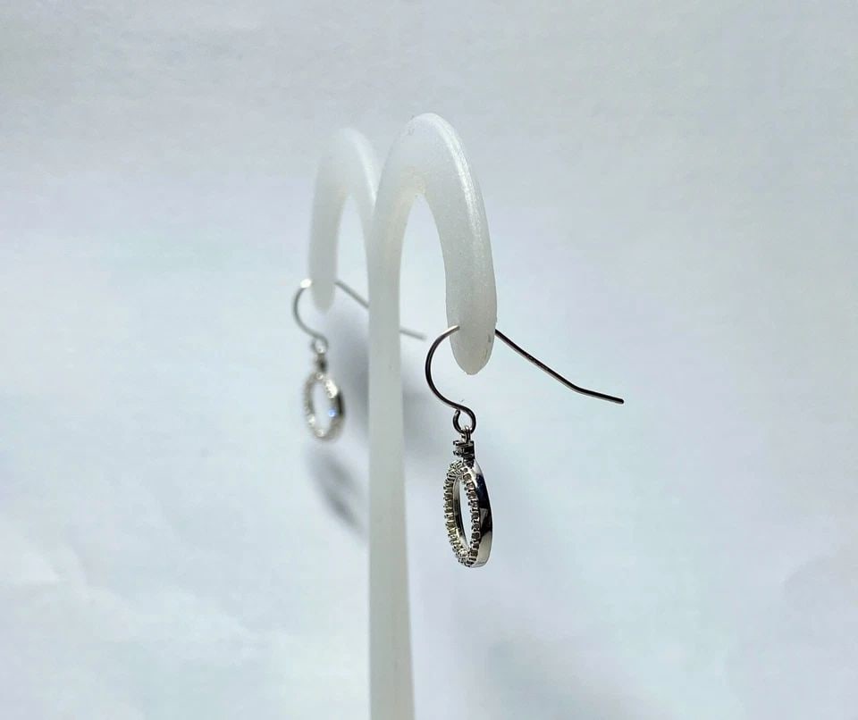 WOMEN'S 14K WHITE GOLD DANGLING EARRINGS WITH 0.25CT DIAMONDS 1.5 GRAMS: WOMEN'S 14K WHITE GOLD DANGLING EARRINGS WITH 0.25CT DIAMONDS Women's 14k White Gold Dangling Earrings with 0.25CT Diamonds You are bidding on a pre-owned Women's 14k White Gold Dangling Earrings with