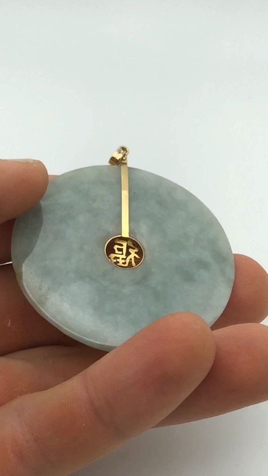 14K GOLD GREEN JADE ROUND PENDANT LARGE 51MM 16.9 GRAMS: 14K GOLD GREEN JADE ROUND PENDANT 16.9 GRAMS 14k Gold Green Jade Round Pendant Condition: Used Material: 14k Yellow Gold and jade Pendant Size: The jade circle is 51mm wide. Total Weight: 16.9 grams (