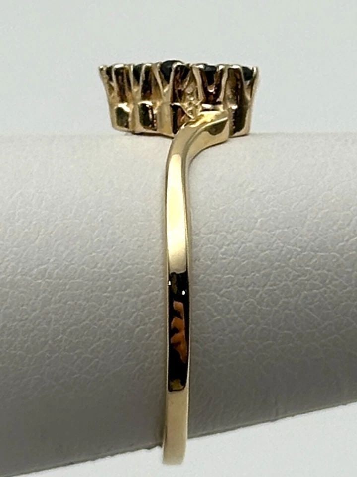 14K GOLD HEART RING SET WITH 0.25CTS OF NATURAL SAPPHIRES ( SIZE: 6.25 ) 2G: 14K GOLD HEART RING SET WITH 0.25CTS OF NATURAL SAPPHIRES SIZE: 6.25 2G 14k Gold Heart Ring set with 0.25cts of Natural Sapphires Condition: Used Material: 14k Yellow Gold Ring Size: 6.25 Weight: 2 gr