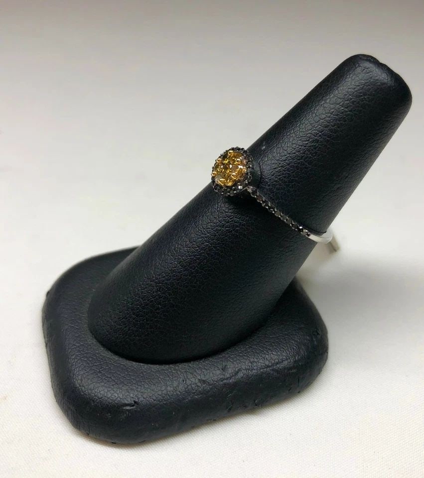 NEW 10K WHITE GOLD RING WITH 0.32CTW BLACK/YELLOW DIAMONDS (SIZE 6.5) 1.6 GRAM: WOMEN'S 10K WHITE GOLD RING WITH BLACK AND YELLOW DIAMOND 10k White Gold Ring with Black and Yellow Diamond You are bidding on a pre-owned 10k White Gold Ring with Black and Yellow Diamond. The ring h