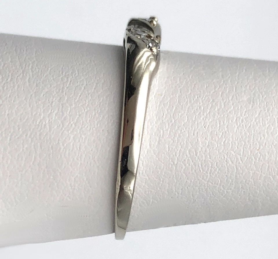 10K WHITE GOLD RING, TWIST STYLE HEAD SET WITH 0.21CTS DIAMONDS ( SIZE: 8 ) 1.7G: 10K WHITE GOLD RING, TWIST STYLE HEAD SET WITH 0.21CTS DIAMONDS SIZE: 8 10k White Gold Ring, Twist style Head set with 0.21cts Diamonds Condition: Used Material: 10k White Gold Ring Size: 8 Weight: 1.