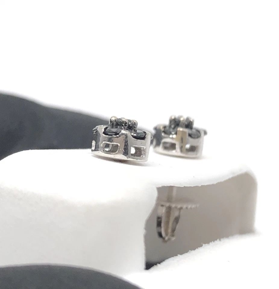 14K WHITE GOLD FLOWER HEAD STYLE EARRINGS SET WITH 0.28CTS BLACK DIAMONDS: 14K WHITE GOLD FLOWER HEAD STYLE EARRINGS SET WITH 0.28CTS BLACK DIAMONDS 14k White Gold Flower Head style Earrings set with 0.28ct of Black Diamonds You are bidding on a 14k White Gold Flower Head st