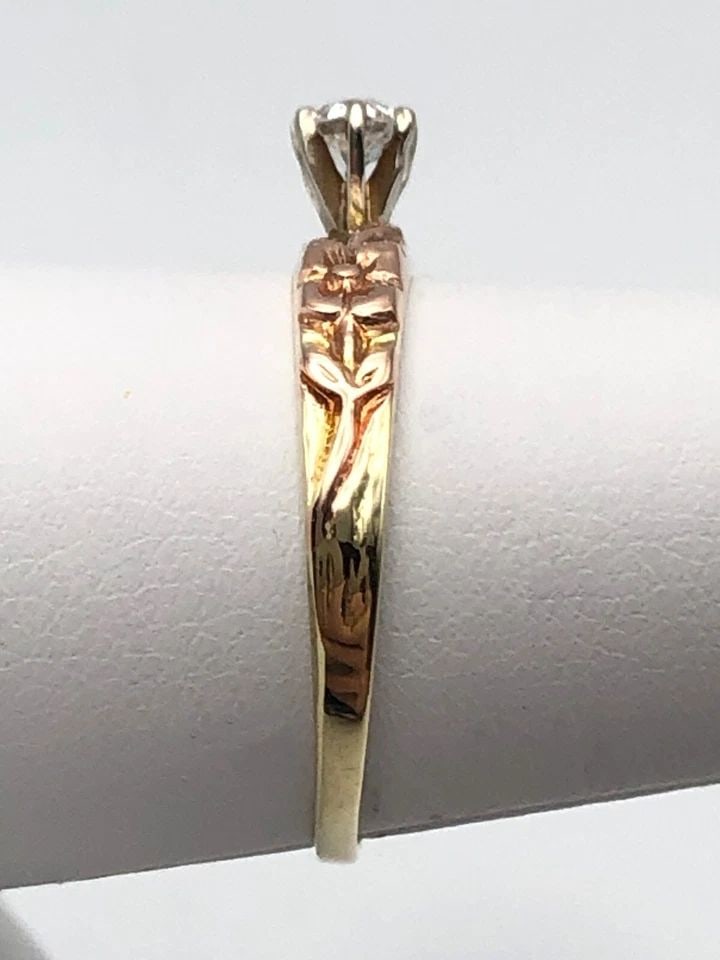 14K YELLOW GOLD RING WITH ROSE GOLD FLOWERS, 0.20CT DIAMOND (SIZE 8) 1.7 GRAMS: 14K YELLOW GOLD RING WITH ROSE GOLD SIDE ACCENTING, 0.20CT DIAMOND SIZE: 8 14k Yellow Gold Ring with Rose Gold side accenting, 0.20ct Diamond Condition: Used, has been cleaned Material: 14k Yellow Gol