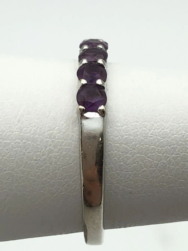 14K WHITE GOLD BAND SET WITH 1.0CTS OF AMETHYSTS (SIZE: 6.75) 2 GRAMS: 14K WHITE GOLD BAND SET WITH 1.00CTS OF AMETHYSTS SIZE: 6.75 14k White Gold Band set with 1.00ct of Amethyst Condition: Used Material: 14k White Gold Ring Size: 6.75 Weight: 2 grams Top Width: 3mm Bot