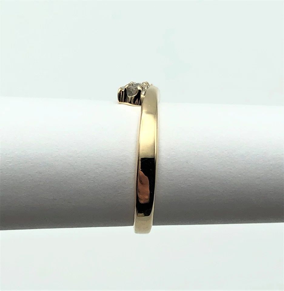 14K YELLOW GOLD RING WITH 3 NATURAL DIAMONDS 0.15CTTW (SIZE: 4.75) 1.7 GRAM: 14K YELLOW GOLD RING WITH THREE DIAMONDS 0.15CTTW (SIZE: 4.75) 14k Yellow Gold Ring with Three center Diamonds You are bidding on a 14k Yellow Gold Ring with Three center Diamonds. The piece has been 