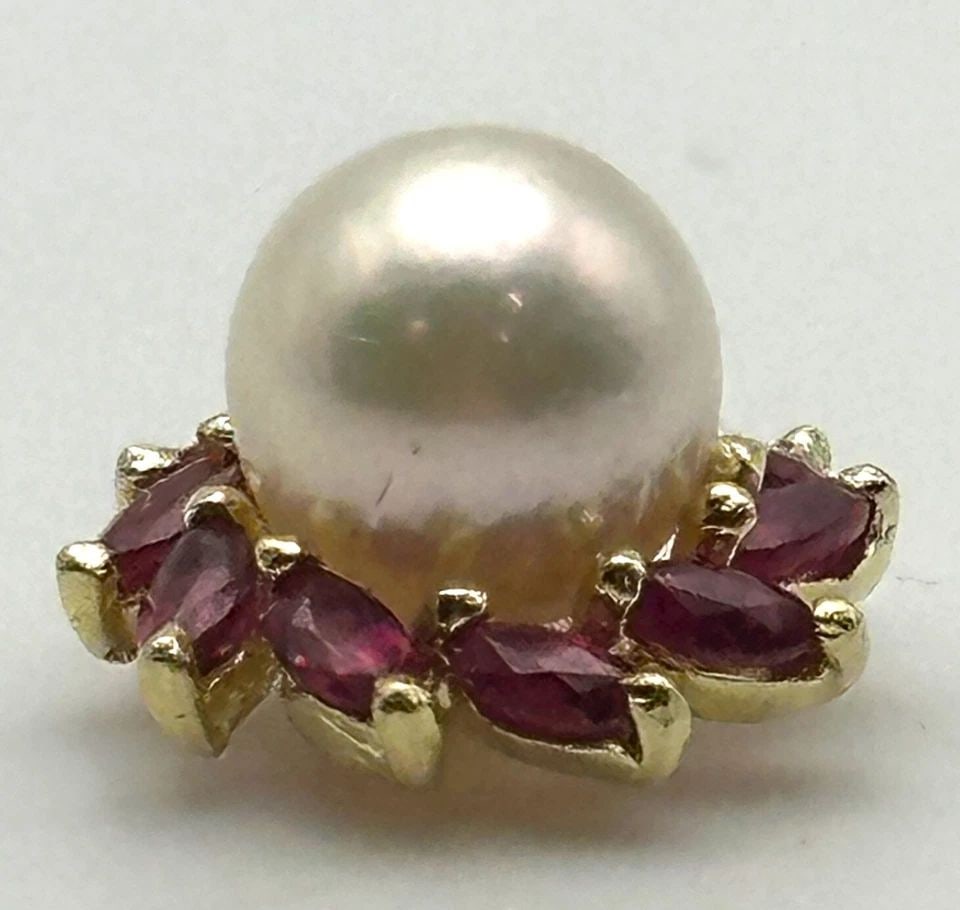 14K GOLD SUN SHAPED PENDANT WITH PEARL AND NATURAL RUBIES 1.2 GRAMS: 14K GOLD SUN SHAPED PENDANT WITH PEARL AND NATURAL RUBIES 1.2 GRAMS 14k Gold Sun shaped Pendant with Pearl and Natural Rubies Condition: Used Material: 14k Yellow Gold Pendant Size: 16mm x 11mm Total 
