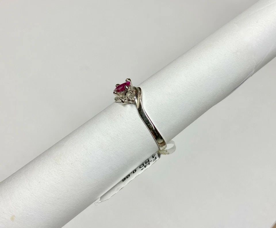 NEW WOMEN'S 14K WHITE GOLD RING WITH DIAMONDS AND NATURAL RUBY (SIZE 6.5) 1.6 GR (1 of 2)