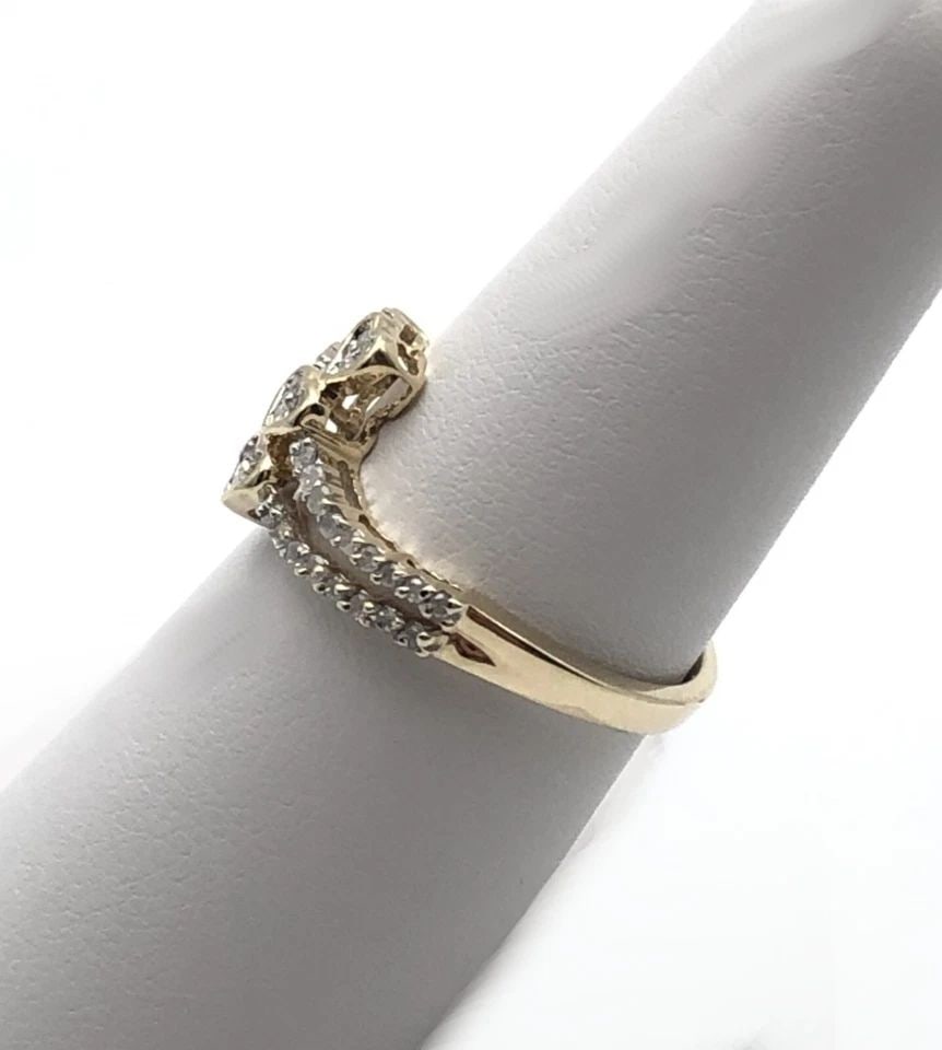 10K GOLD WAVEY RING WITH 3 HEARTS AND 0.32CTW DIAMONDS (SIZE 6.75) 2.1 GRAM: 10K GOLD WAVEY RING WITH 3 HEARTS AND 0.32CT OF DIAMONDS SIZE: 6.75 10k Gold wavey Ring with 3 Hearts and 0.32ct of Diamonds You are bidding on a 10k Gold wavey Ring with 3 Hearts and 0.32ct of Diamon