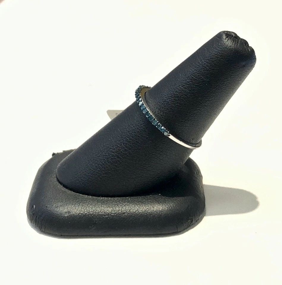 10K WHITE GOLD ELEGANT THIN RING / BAND, ROW OF BLUE DIAMONDS ( SIZE: 7 ) 1G: WOMEN'S 10K WHITE GOLD BAND WITH BLUE DIAMONDS NEW Women's 10K White Gold Band with Blue Diamonds NEW You are bidding on a new with defects Women's 10k White Gold Band with Blue Diamonds. The ring has