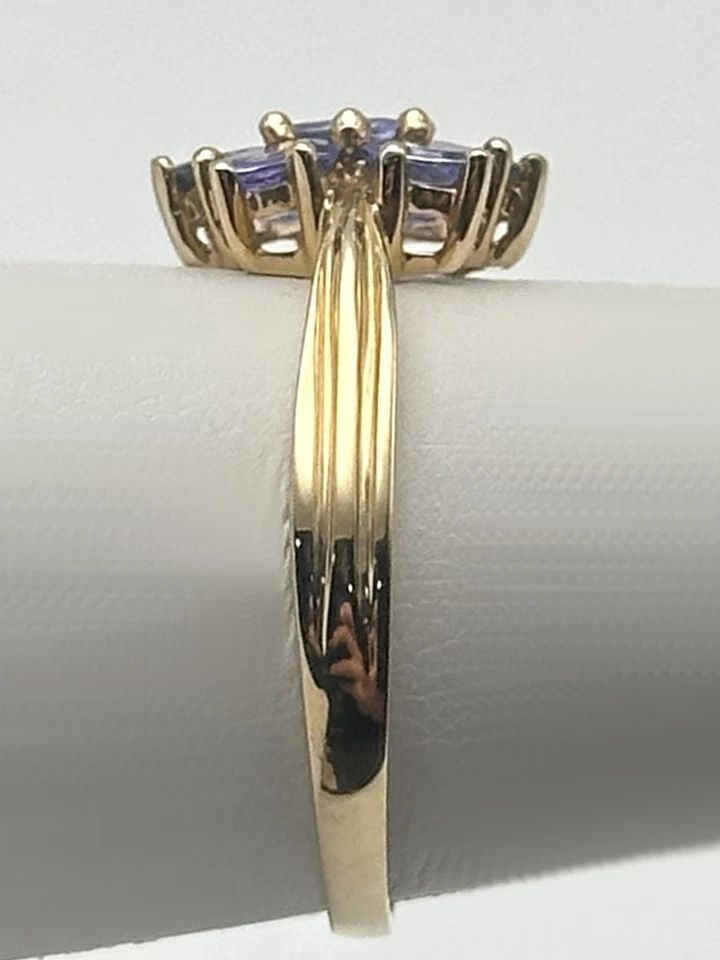 10K GOLD FLORAL STYLE RING WITH SEVEN TANZANITE (SIZE 8) 2 GRAM (1 of 2)