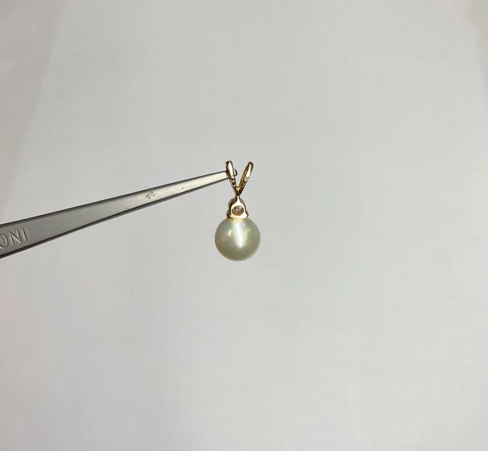 14K YELLOW GOLD PENDANT WITH CULTURED WHITE PEARL AND 0.09CT DIAMONDS 1.2G: WOMEN'S 14K YELLOW GOLD PENDANT WITH CULTURED WHITE PEARL AND 0.09CT DIA Women's 14k Yellow Gold Pendant with Cultured White Pearl and 0.09CT Diamond You are bidding on a pre-owned Women's 14k Yellow 