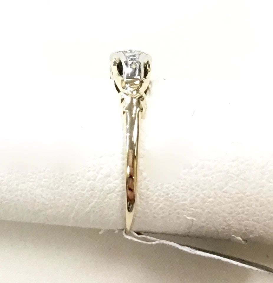 VINTAGE 14K YELLOW GOLD RING WITH 0.21CTW DIAMONDS (SIZE 5.5 ) 1.4 GRAM: 14K YELLOW GOLD RING WITH DIAMONDS 14k Yellow Gold Ring with Diamonds You are bidding on a 14k Yellow Gold Ring with Diamonds. There are a few minor scratches on the ring from being moved around in in